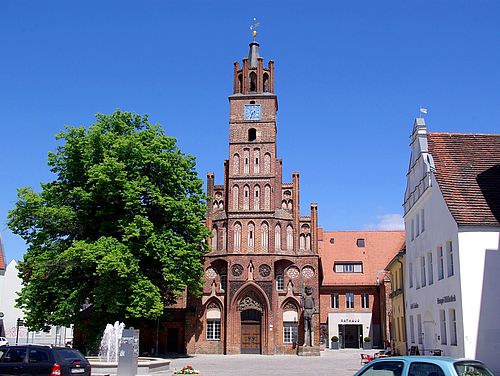 Altstädter Markt mit Rathaus in Brandenburg
